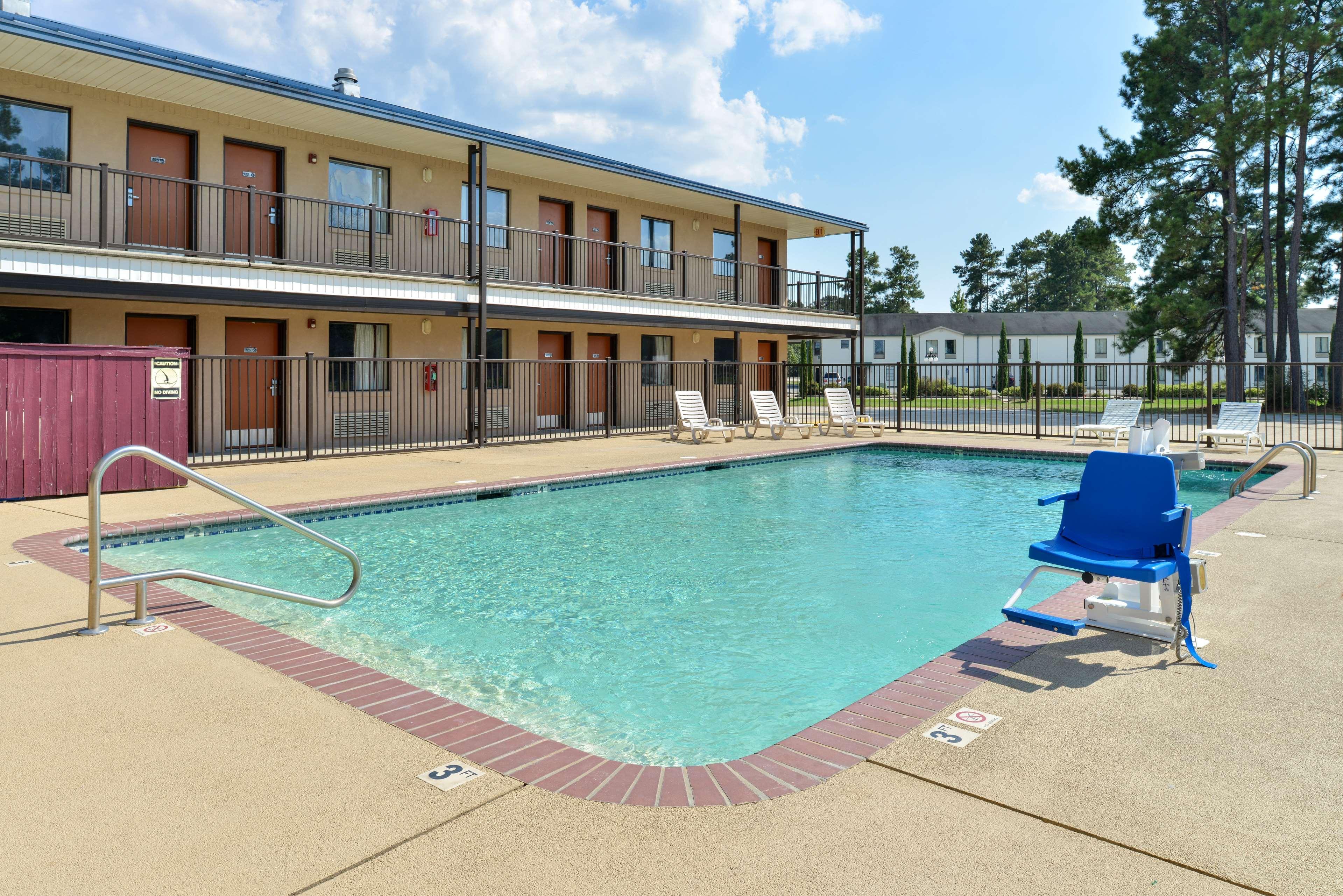 Vila Galé Eco Resort do Cabo - All Inclusive Cabo de Santo Agostinho Exteriér fotografie The swimming pool at the Econo Lodge in Gulfport, Mississippi