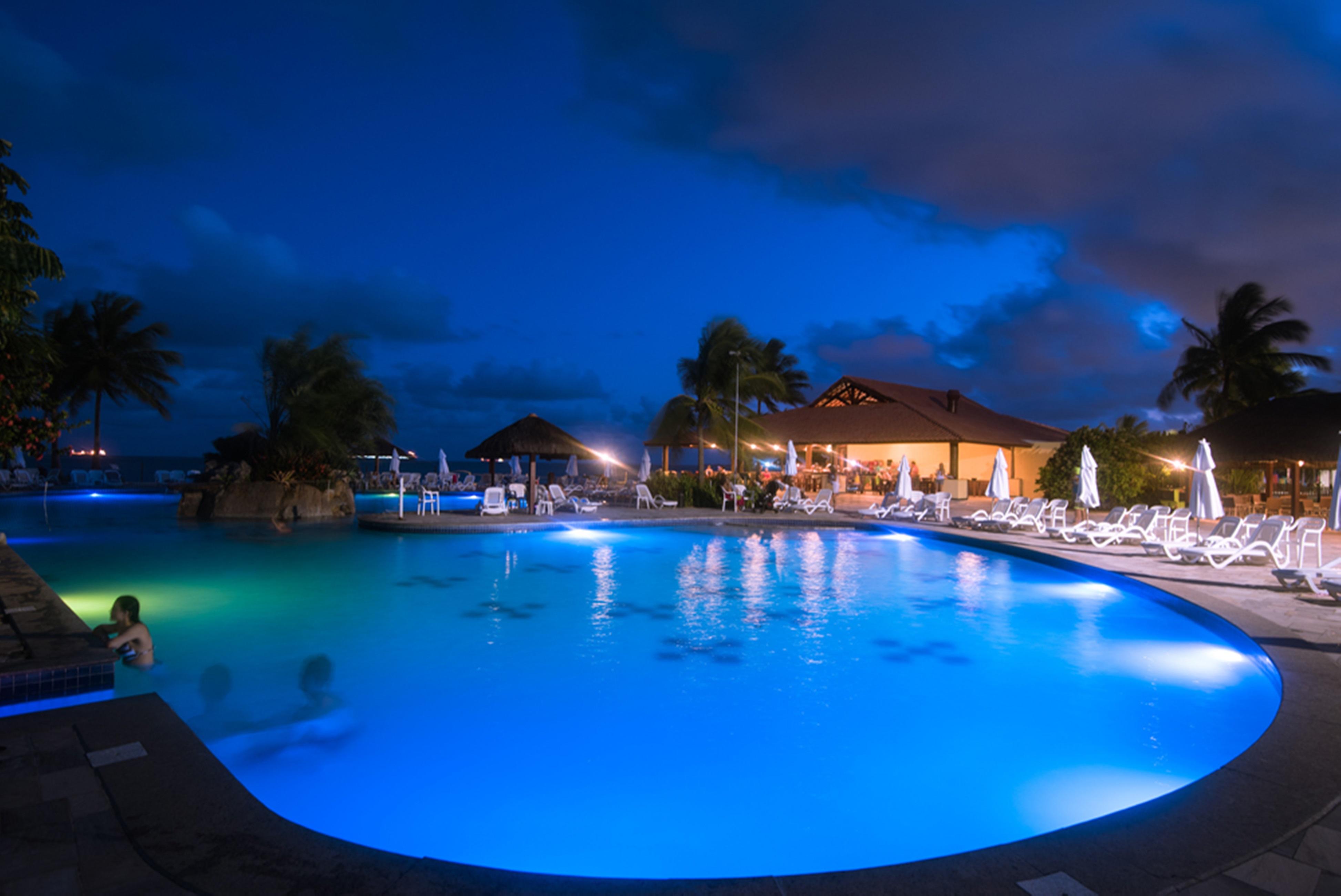 Vila Galé Eco Resort do Cabo - All Inclusive Cabo de Santo Agostinho Exteriér fotografie The swimming pool at night